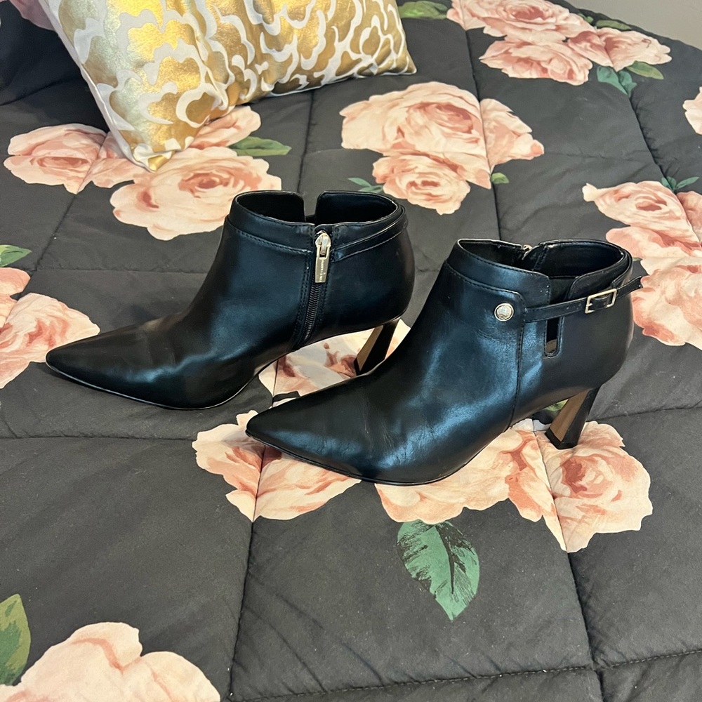 Elegant Black Vince Camuto Ankle Boots
Size 8 1/2